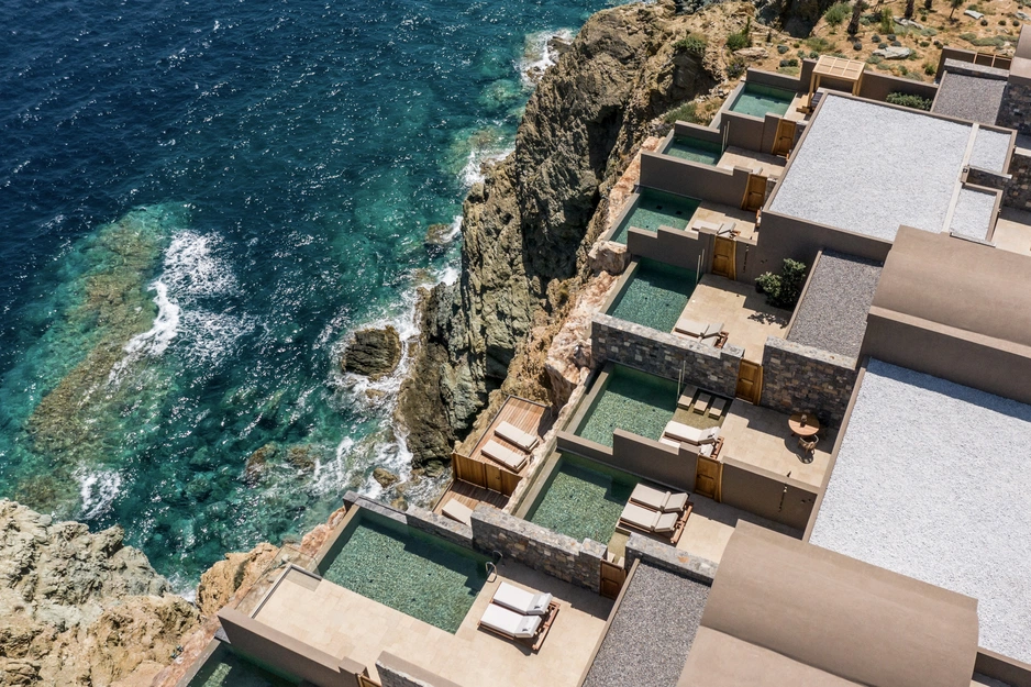 Acro Suites — место, где древние скалы встречаются с морем