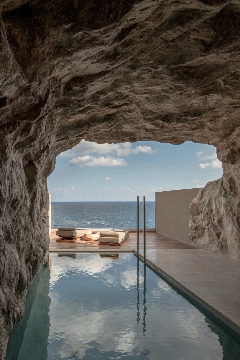 Acro Suites — место, где древние скалы встречаются с морем