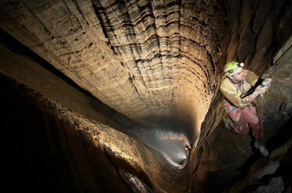 Вертикальная пещера Krubera
