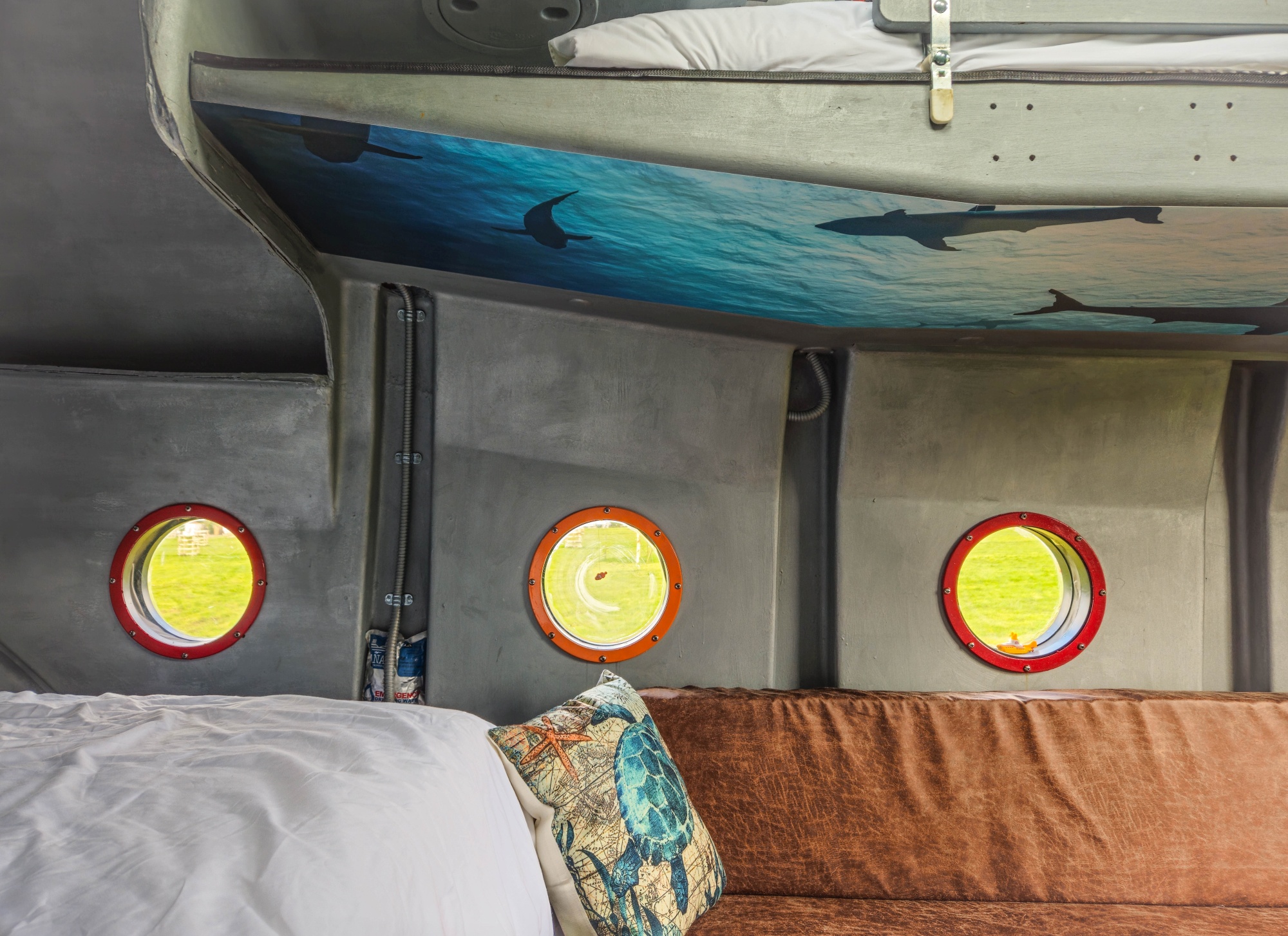 Yellow Submarine: не просто отель, а погружение в мир психоделии и стимпанка
