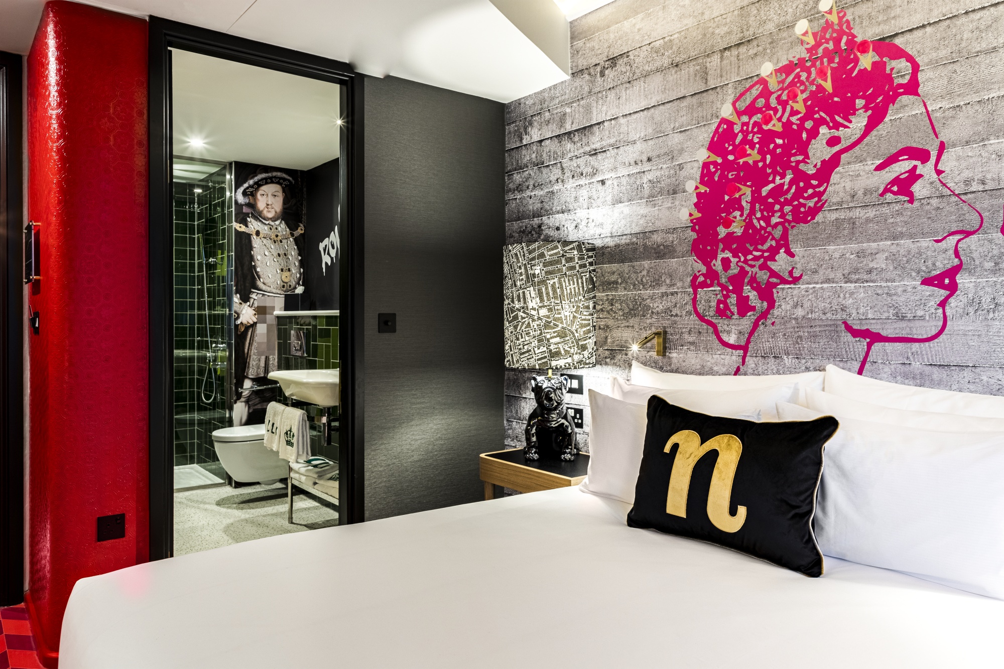 Экстерьер отеля Nhow London, демонстрирующий современный дизайн с элементами индустриального стиля
