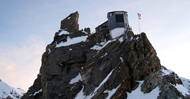 Bertol Hut – приют альпинистов, пронизанный духом истории в Evolène, Швейцария
