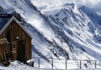 Пристанище для альпинистов Hollandia Hut на вершине горы в Blatten, Швейцария