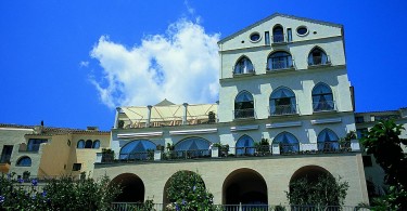 Идеальный дворец Средиземноморья с огромными окнами, балконами и большим количеством террас Hotel Caruso Belvedere