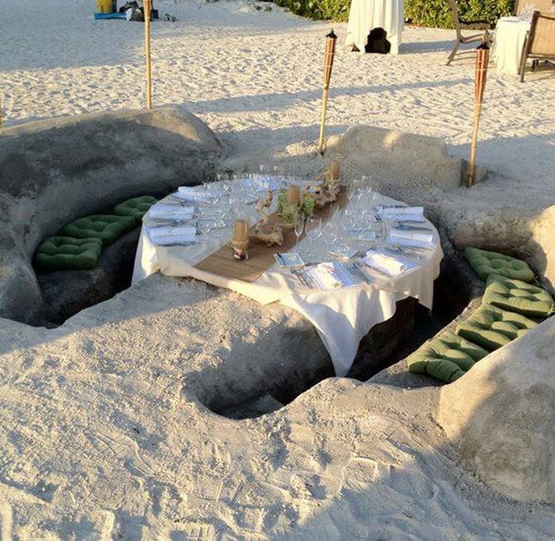 Необычный столик на песчаном пляже