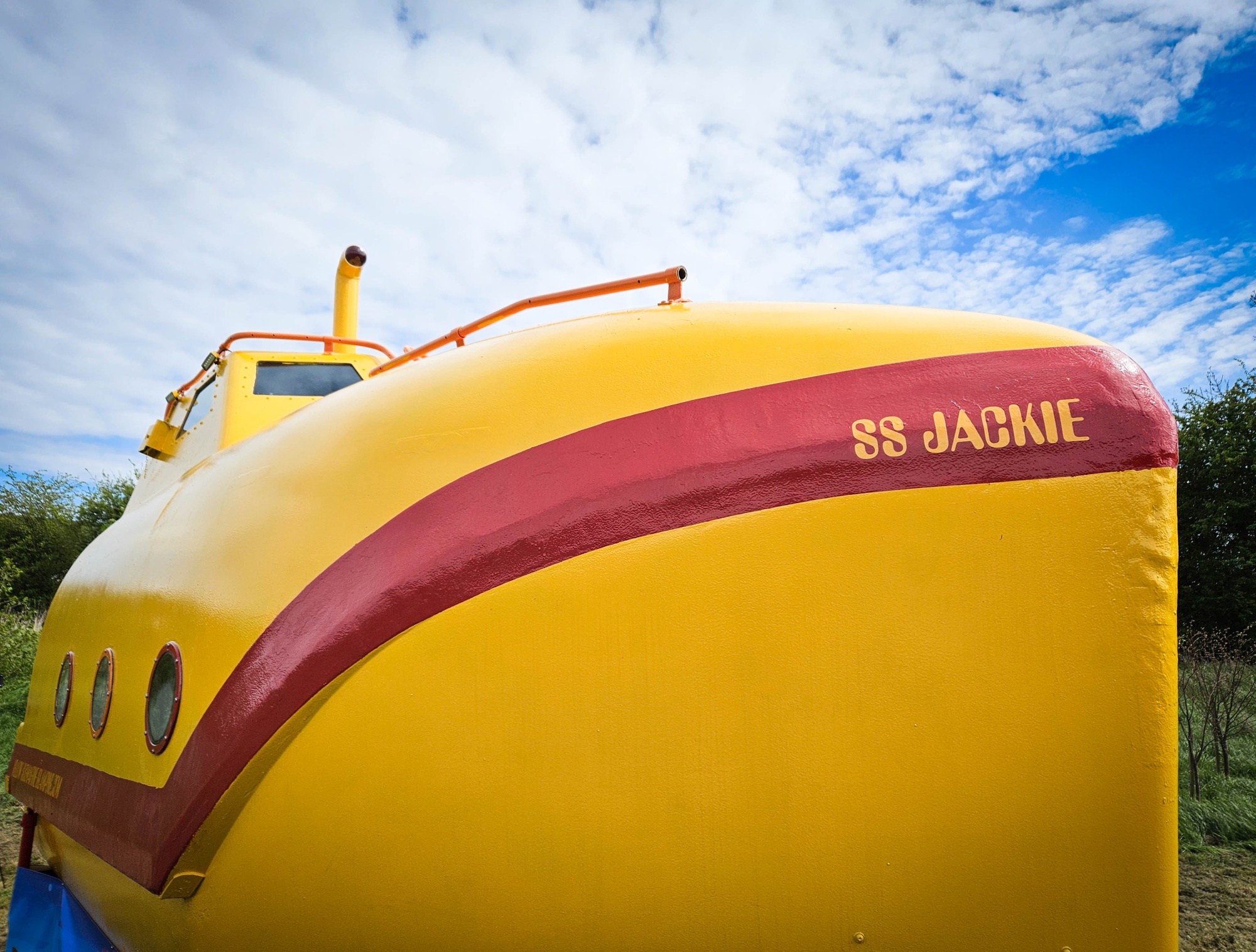 Yellow Submarine: не просто отель, а погружение в мир психоделии и стимпанка
