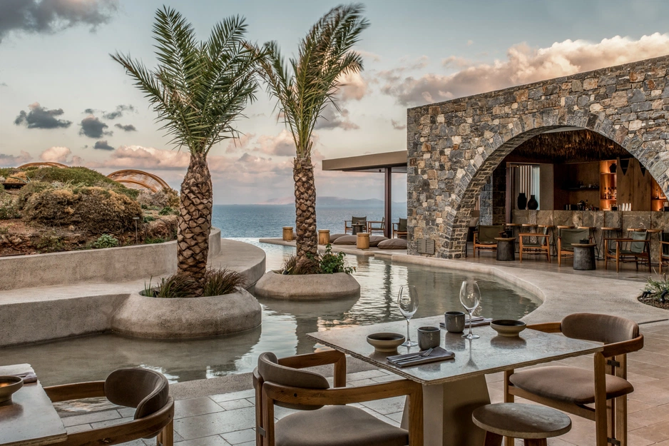 Acro Suites — место, где древние скалы встречаются с морем