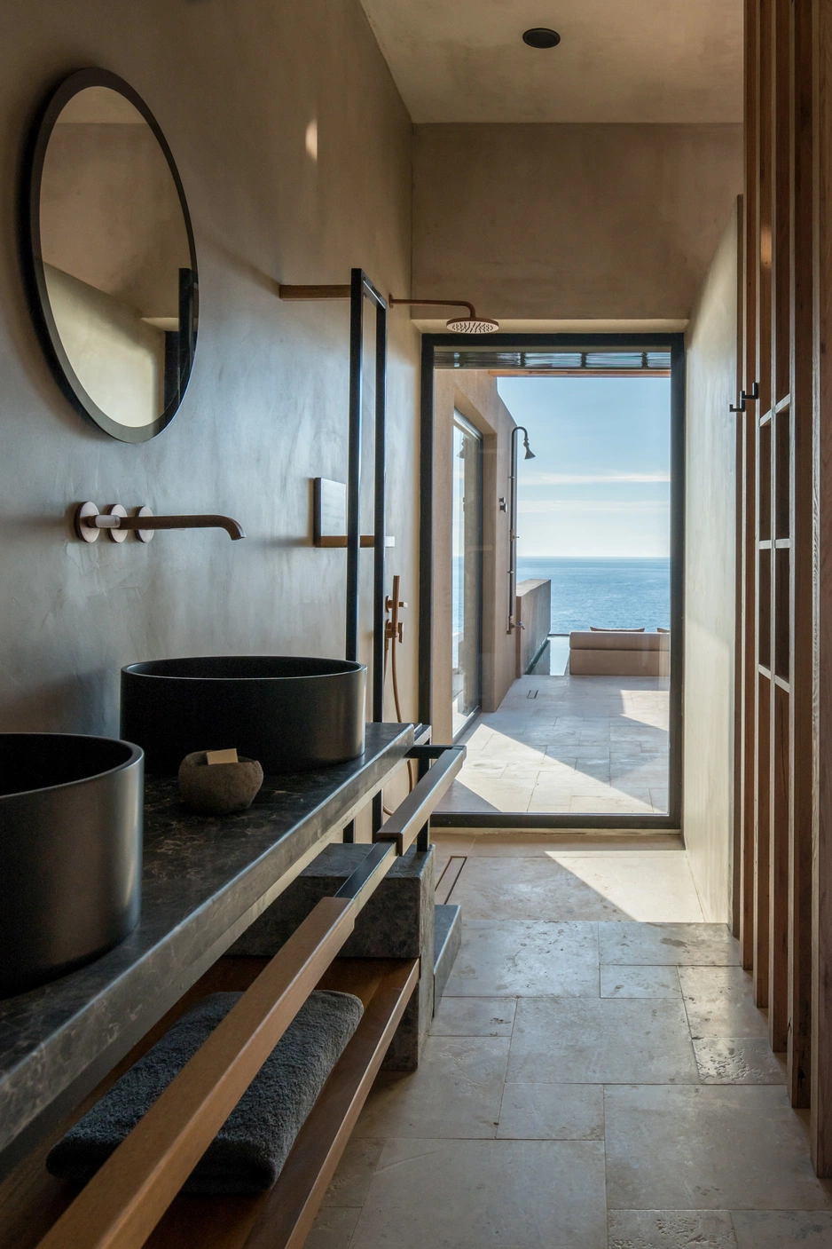 Acro Suites — место, где древние скалы встречаются с морем