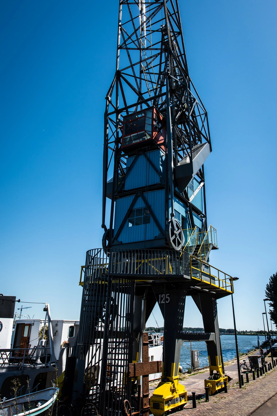Numa Amsterdam The Crane — портовый кран в Амстердаме, переоборудованный в комнату с видом