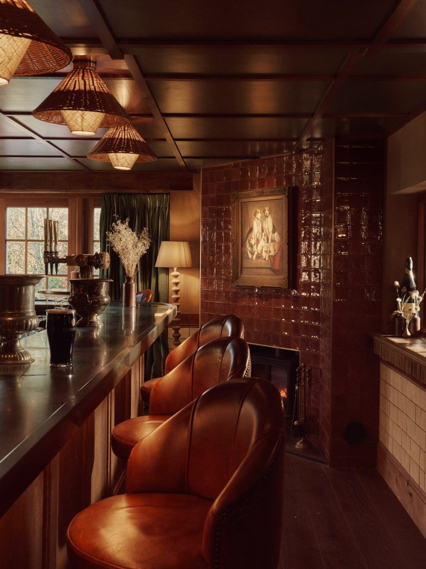 Бар с кожаными стульями Отель Crafted