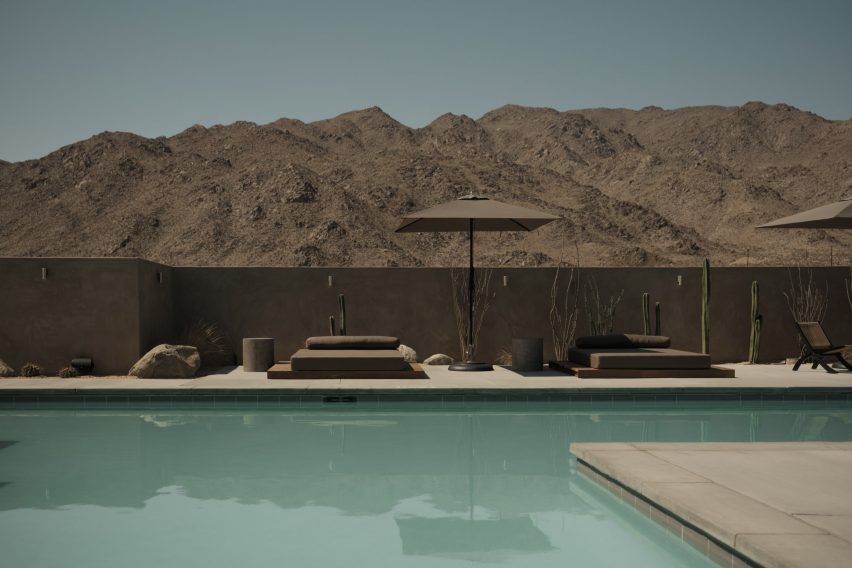 Бассейн с видом на горы