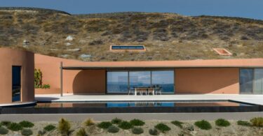 Бассейн у минималистичной виллы Syros