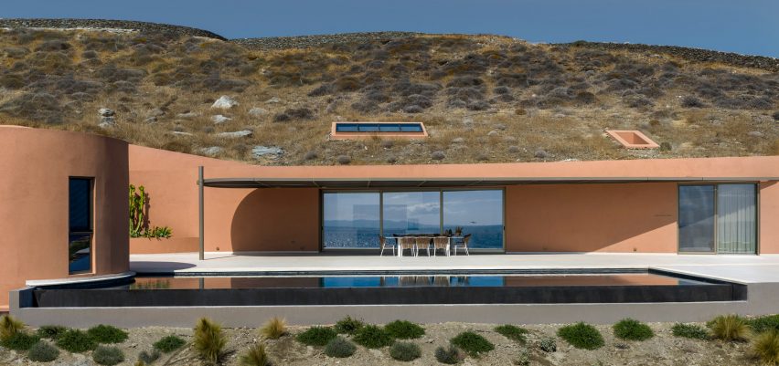 Бассейн у минималистичной виллы Syros