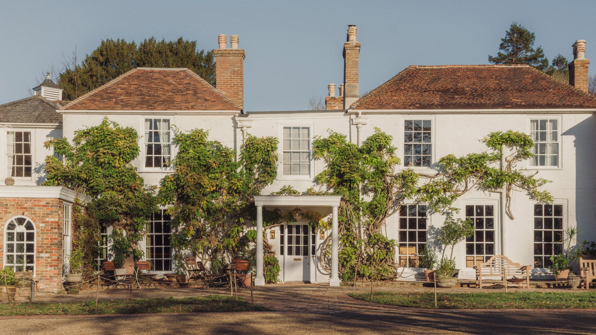 Фасад отеля с садом Отель Crafted