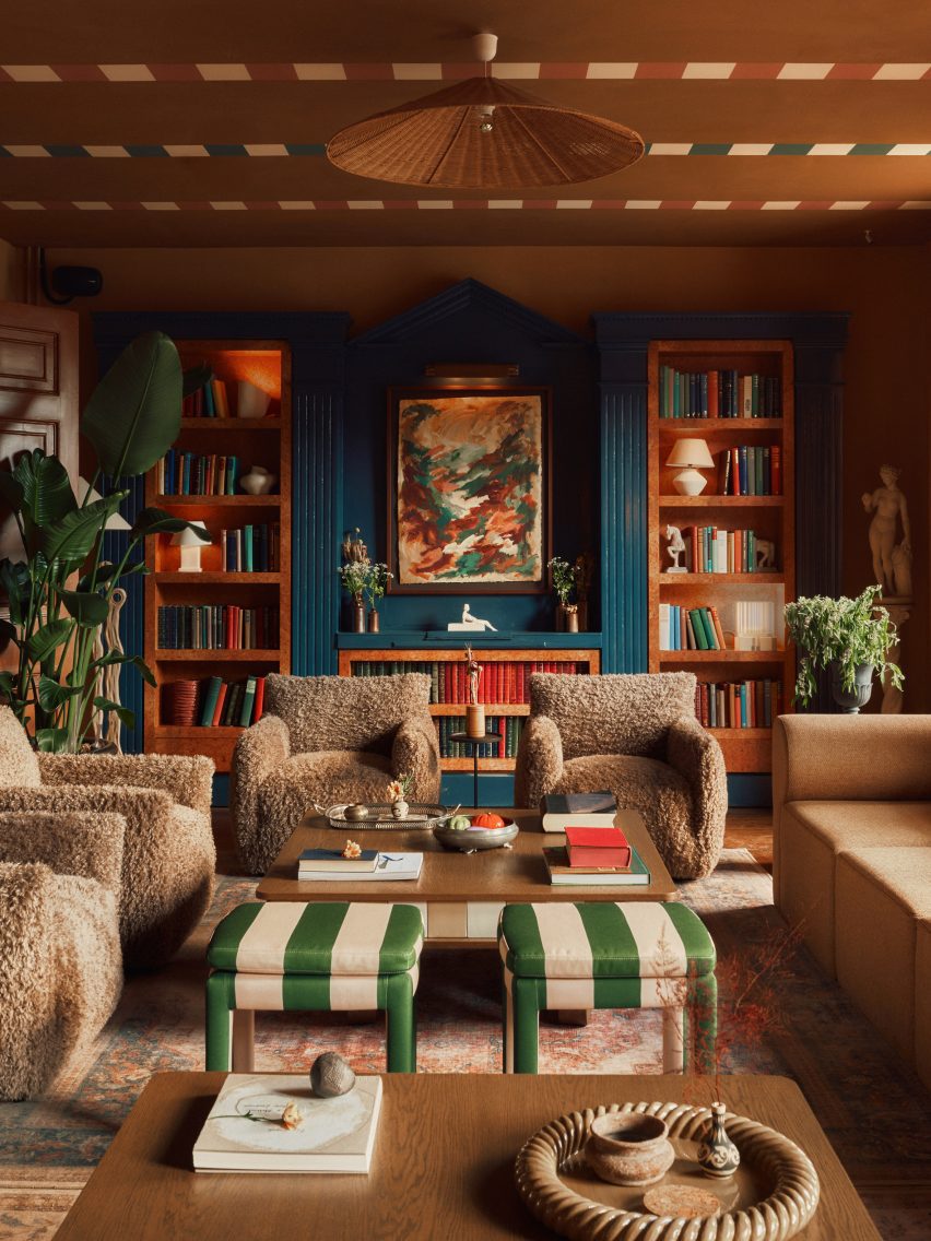 Гостиная с книжными шкафами Отель Crafted