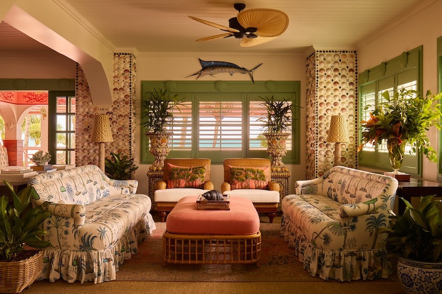 Гостиная зона с диванами и тропическим декором AJ Capital Partners Reimagines Coral Sands Inns & Cottages