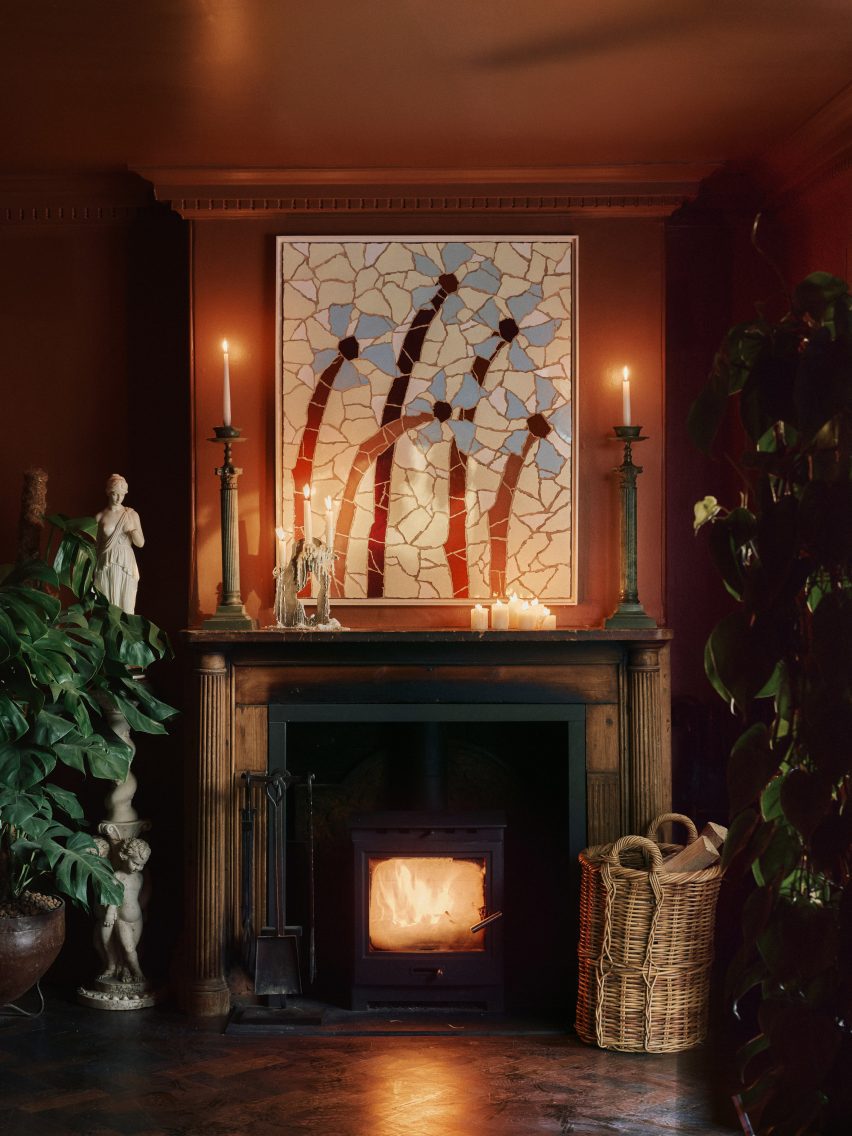 Камин с декором и свечами Отель Crafted