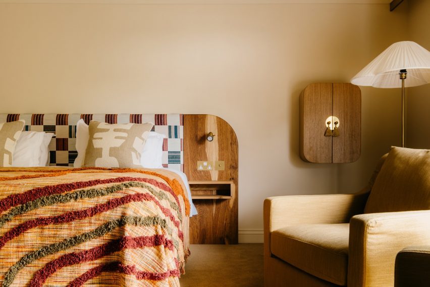 Кровать и кресло в номере Отель Crafted