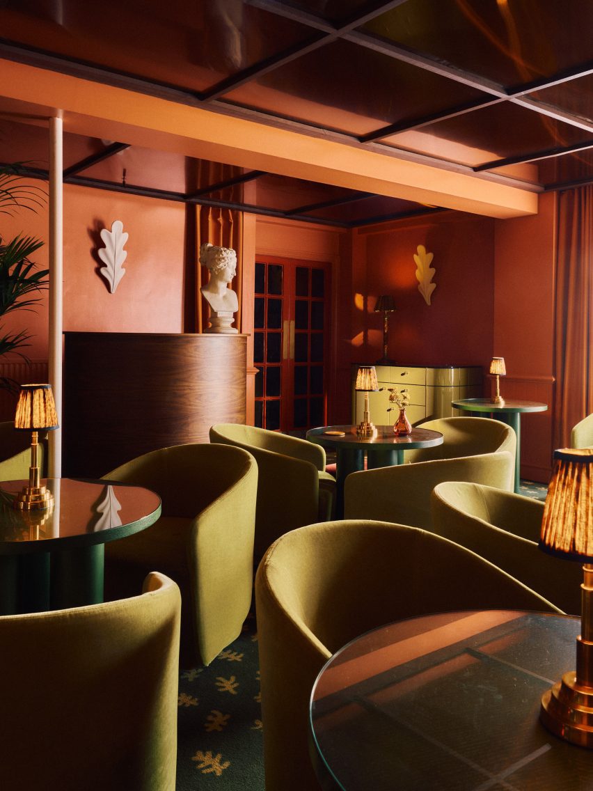 Лаунж зона с мягкими креслами Отель Crafted