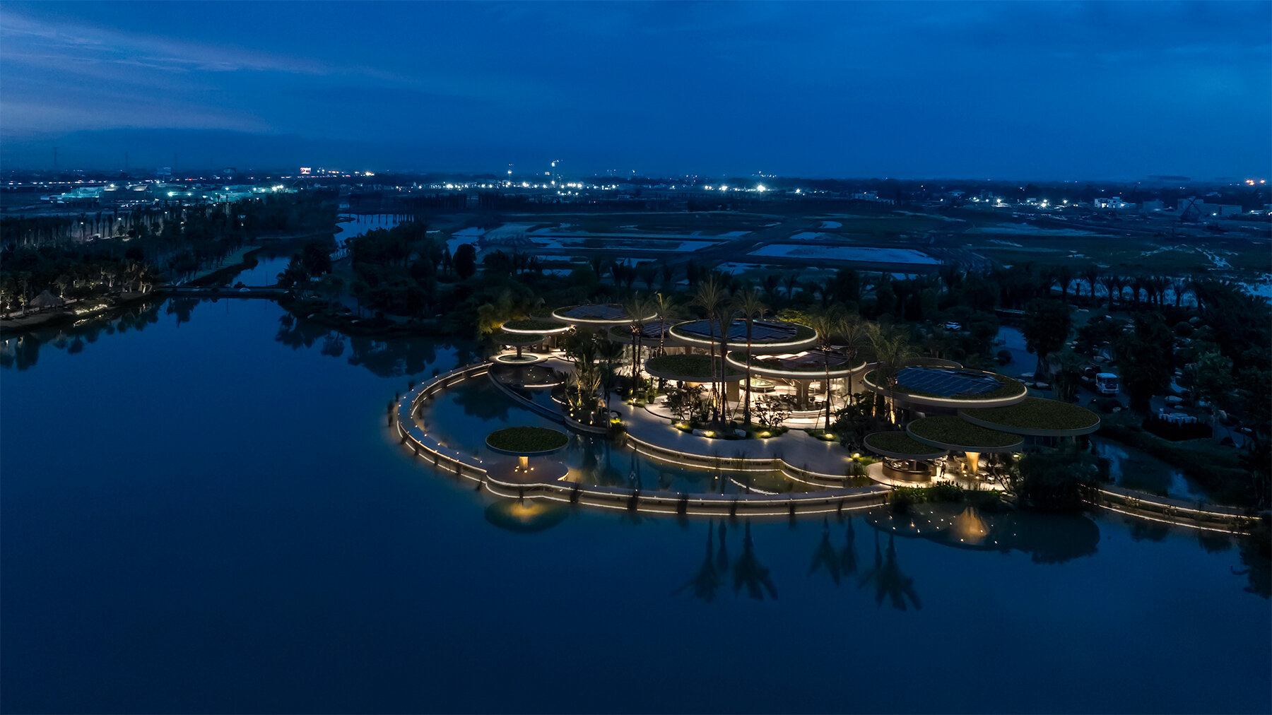 Ночной вид на Lotus clubhouse