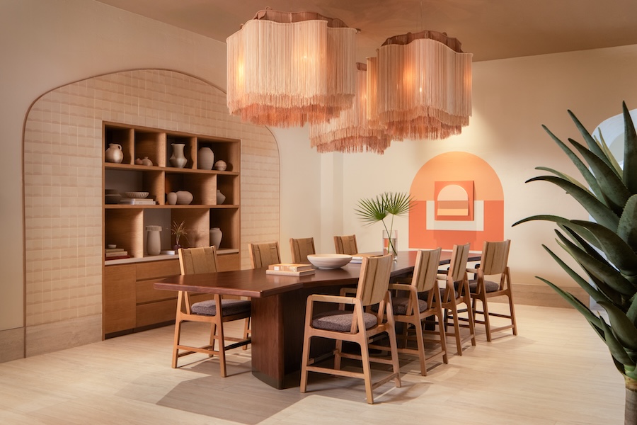Обеденный зал с деревянной мебелью и подвесными светильниками Kimpton Miralina Resort & Villas Opens