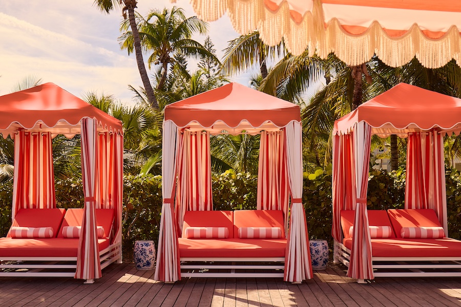 Пляжные кабины с лежаками и текстильными шторами AJ Capital Partners Reimagines Coral Sands Inns & Cottages