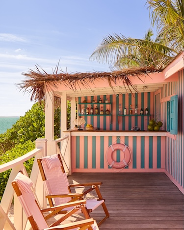 Пляжный бар с видом на океан AJ Capital Partners Reimagines Coral Sands Inns & Cottages