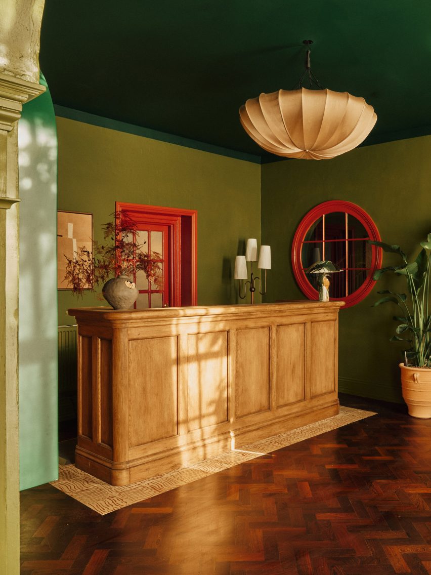 Ресепшн с деревянной стойкой Отель Crafted