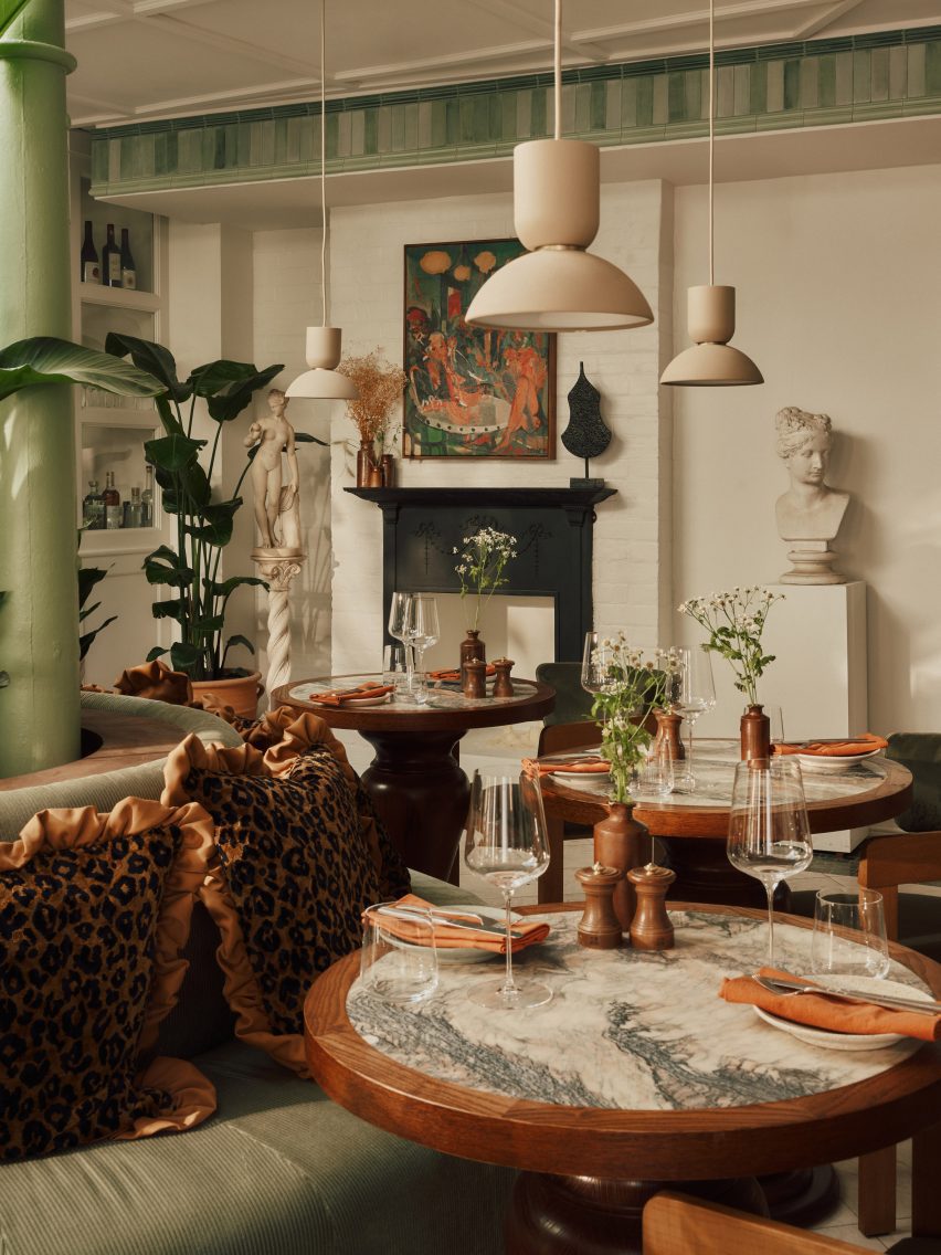 Ресторан с мраморными столами Отель Crafted