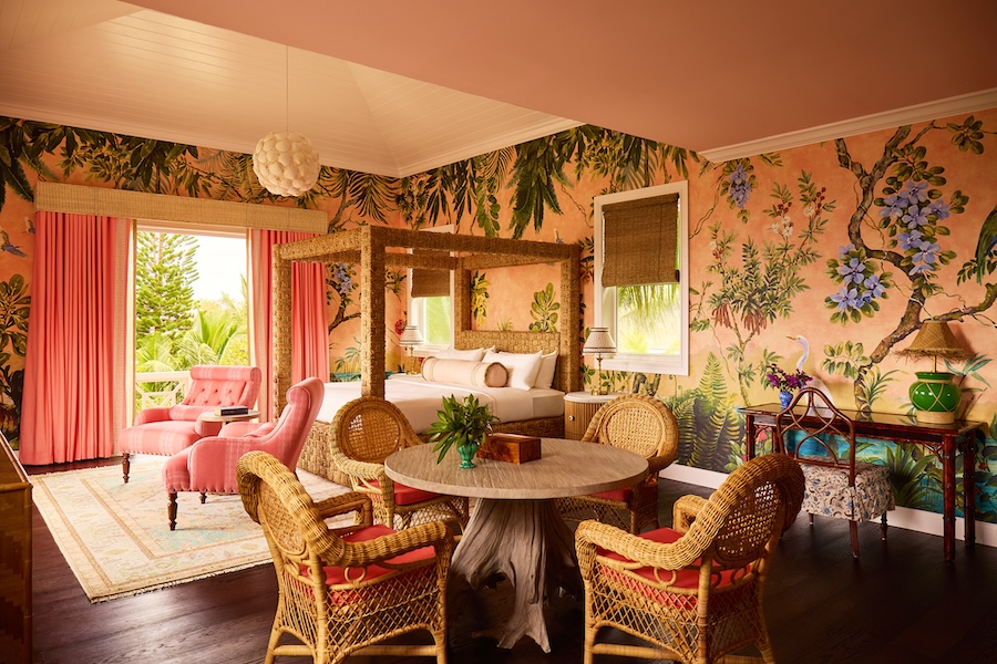 Спальня с балдахином и тропическим интерьером AJ Capital Partners Reimagines Coral Sands Inns & Cottages