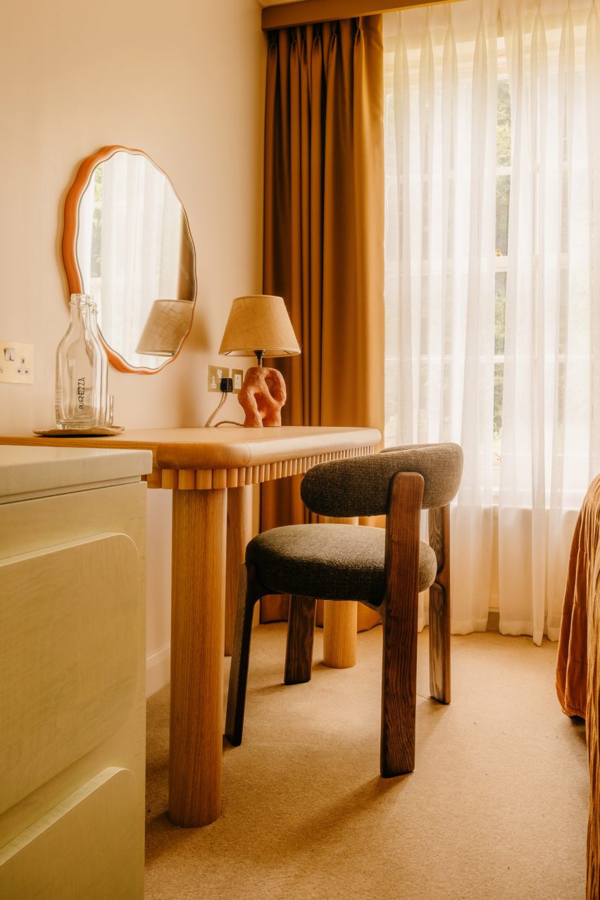 Туалетный столик и стул Отель Crafted