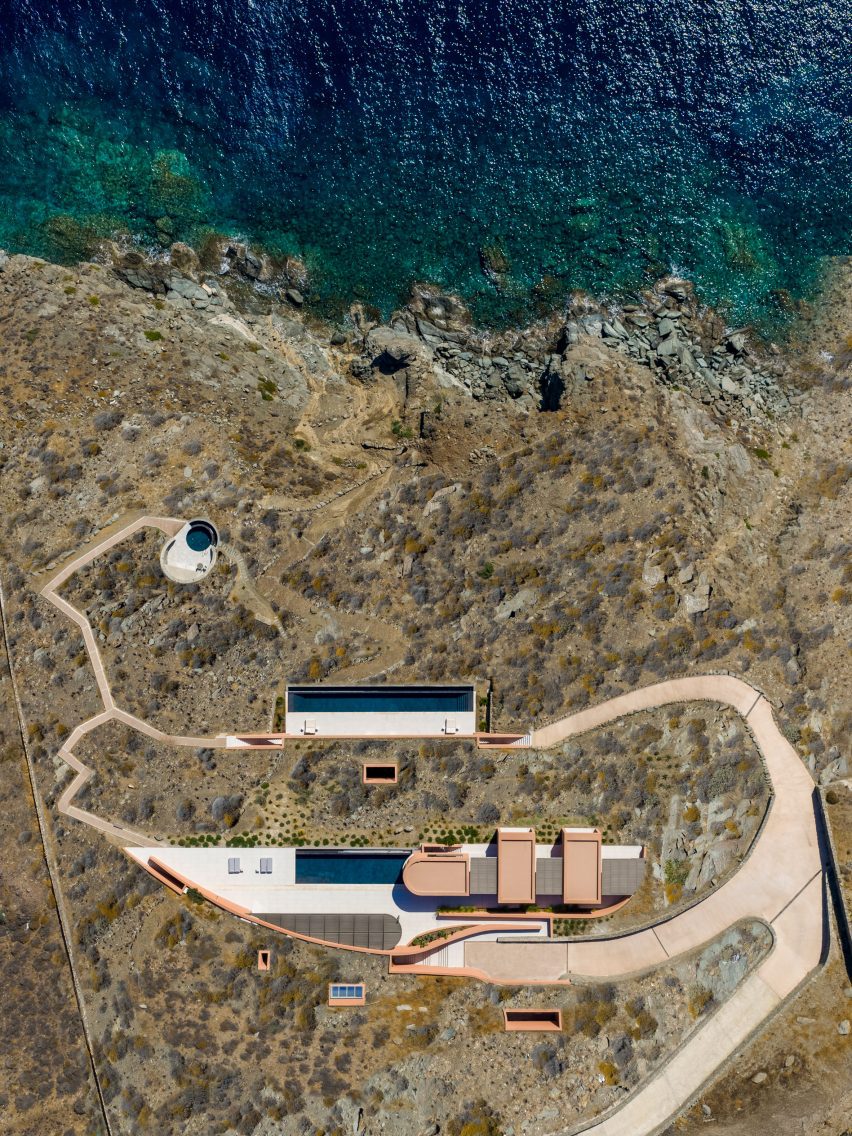 Вид сверху на прибрежную виллу Syros