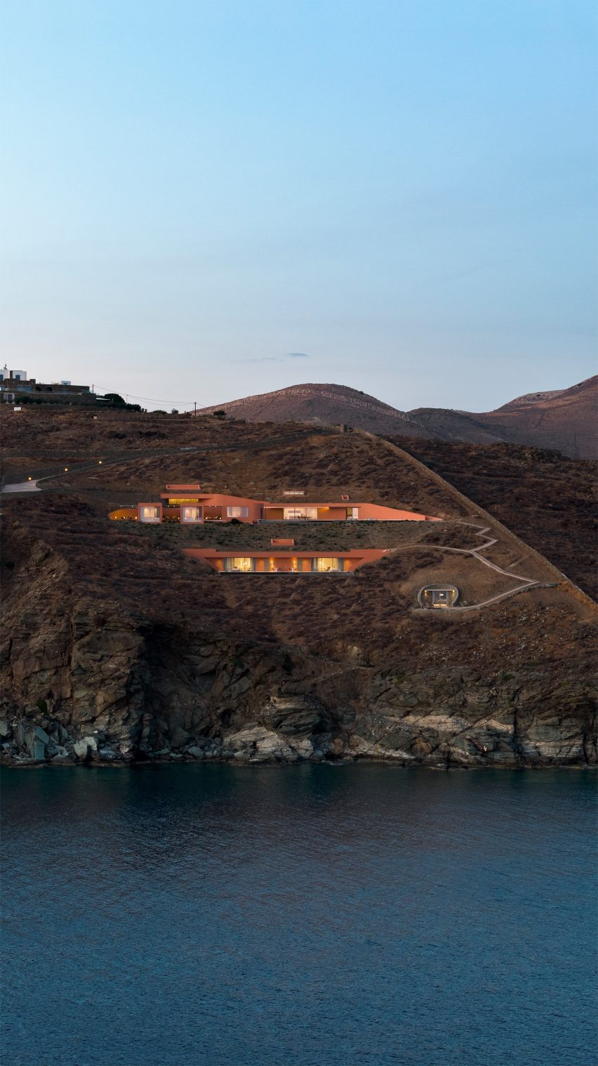 Вилла в скале на острове Syros