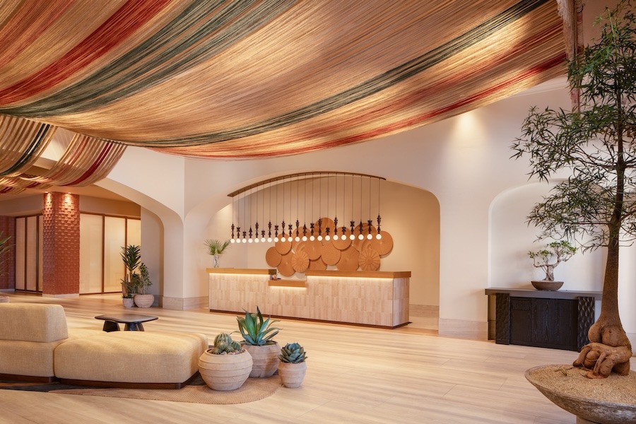 Зона ресепшн с декоративным потолком Kimpton Miralina Resort & Villas Opens