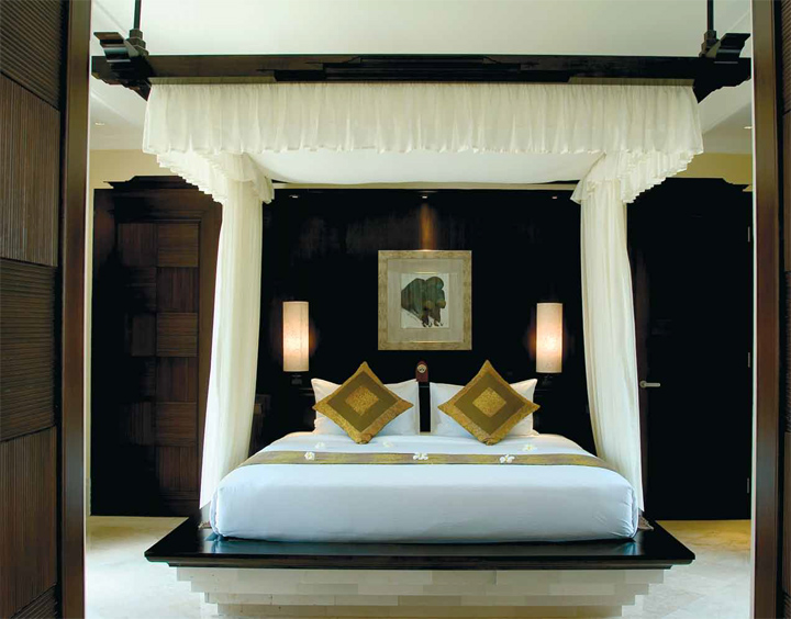 Королевская кровать в номере отеля AYANA Resort and Spa