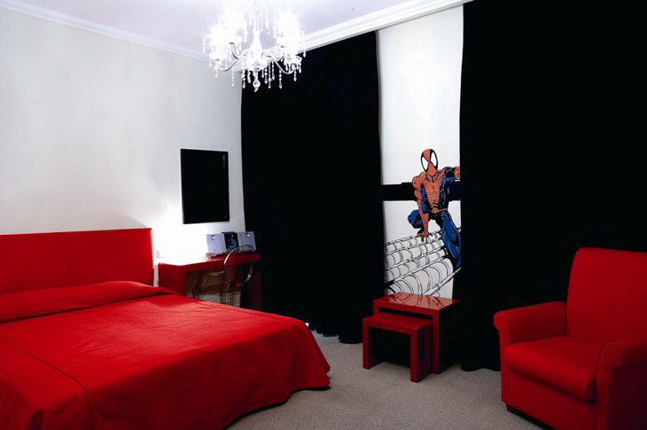 Роскошное сочетание белоснежных стен с красной мебелью и чёрными элементами декора