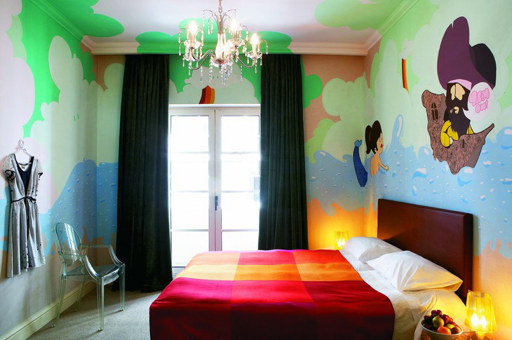 Стильное оформление спальни в номере Baby Grand Hotel