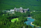 Роскошный замок-отель The Fairmont Banff Springs в окружении восхитительной природы