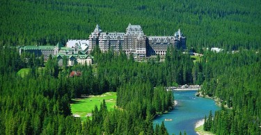 Роскошный замок-отель The Fairmont Banff Springs в окружении восхитительной природы
