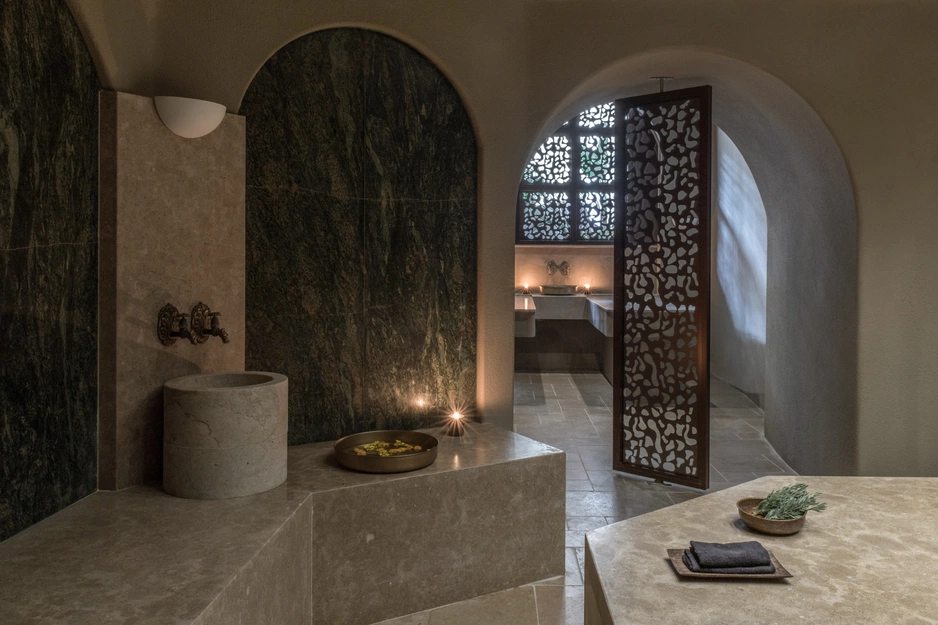 Acro Suites — место, где древние скалы встречаются с морем