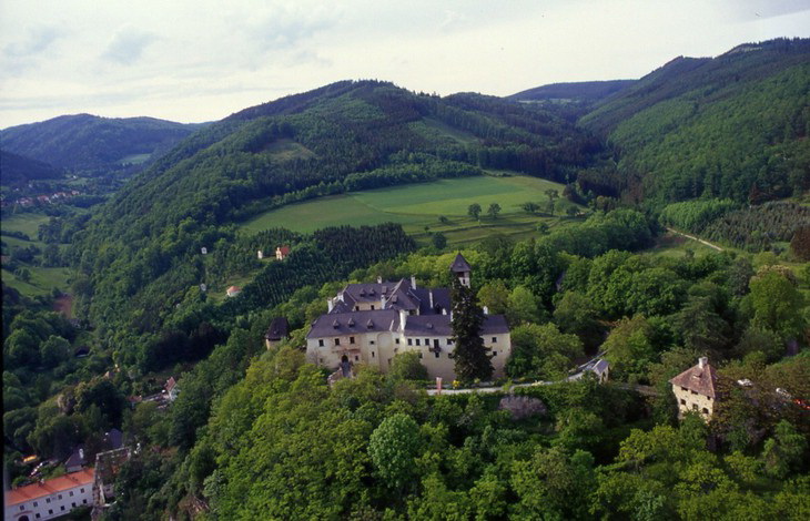 Вид на отель Burg Oberranna и его окрестности с высоты птичьего полёта