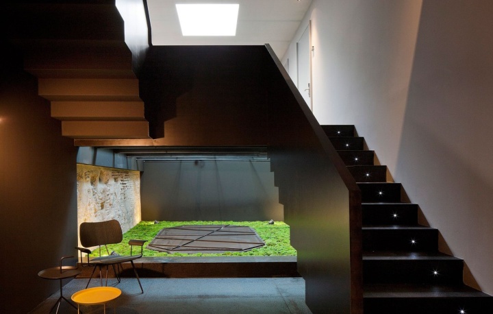 Оригинальное оформление пространства под лестницей в отеле Caro