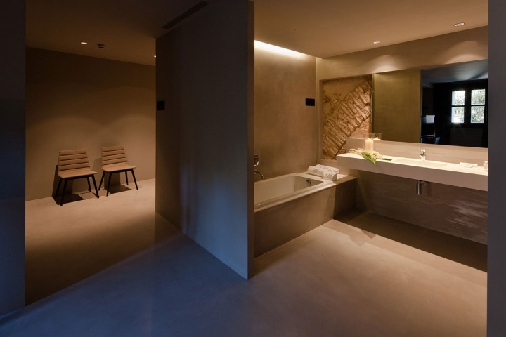 Большая ванная комната в номере отеля Caro