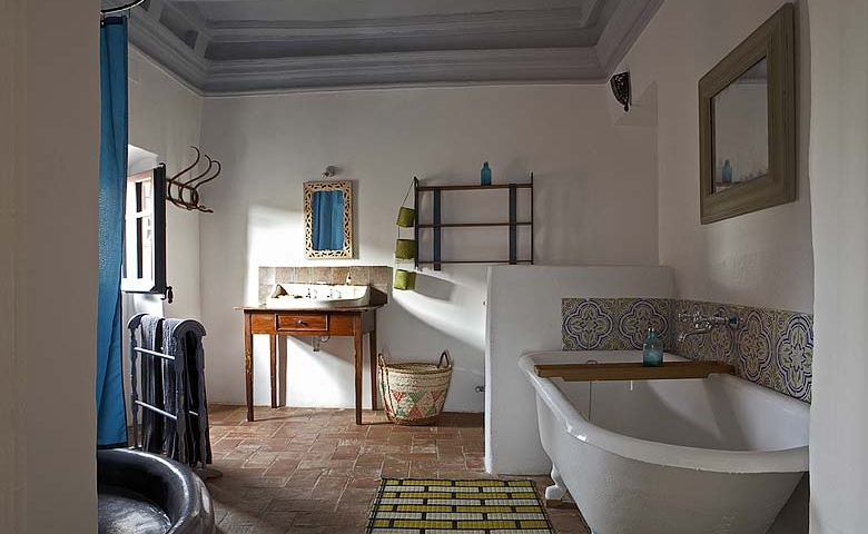 Стильная ванная в номере La Frida
