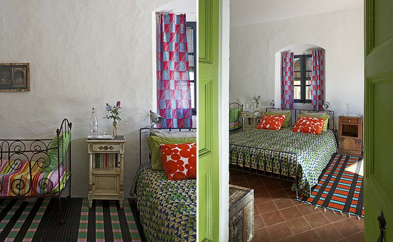 Яркие элементы декора в спальне номера La Carmen