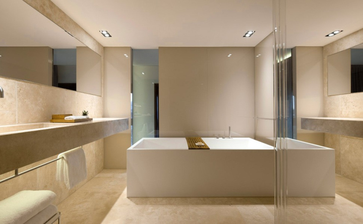 Роскошная ванна с большими зеркалами