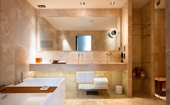 Стильный интерьер ванной комнаты в Conservatorium Hotel