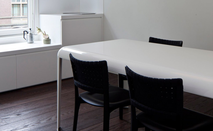 Кухня в Residence Suite в черно-белом цвете