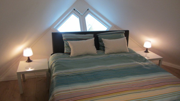Стильный дизайн интерьера спальни в номере отеля Cube House