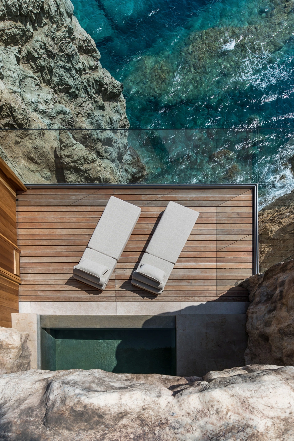 Acro Suites — место, где древние скалы встречаются с морем